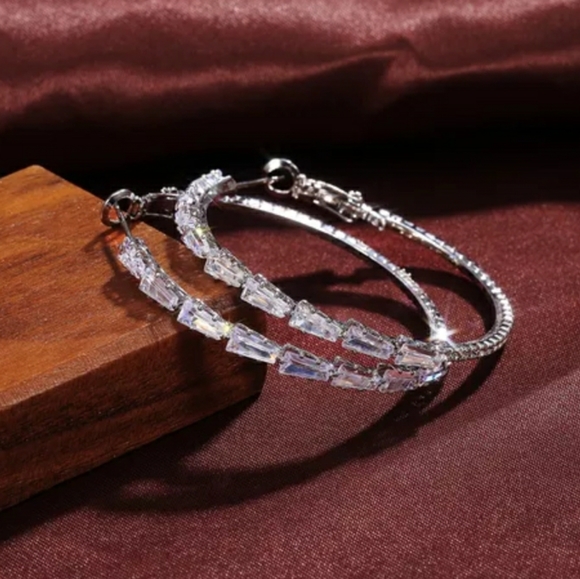 New Silver Geometric Hoop Earrings - Picture 4 of 5